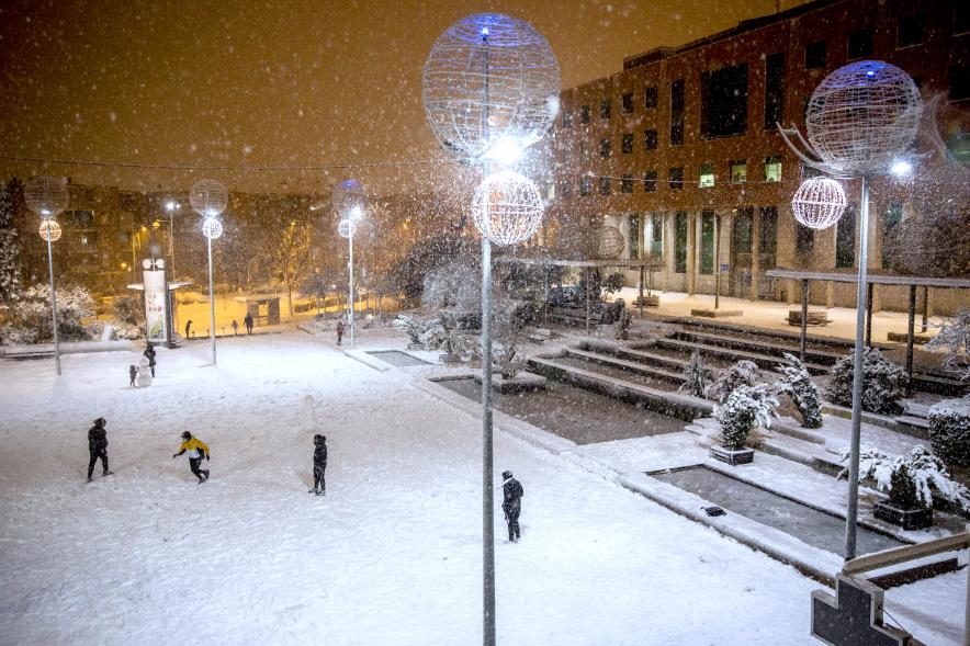 Batalla de bolas de nieve en Plaza Mayor