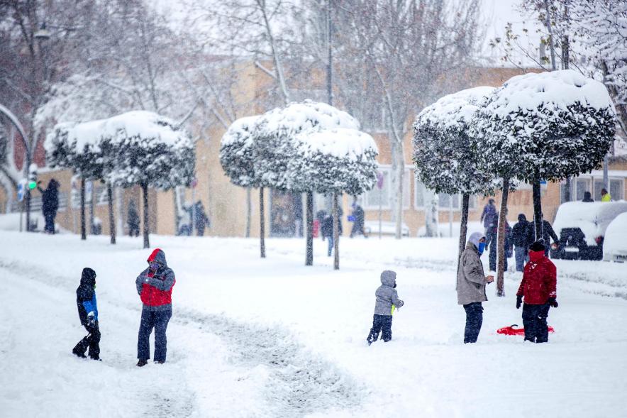 Gente en las calles nevadas