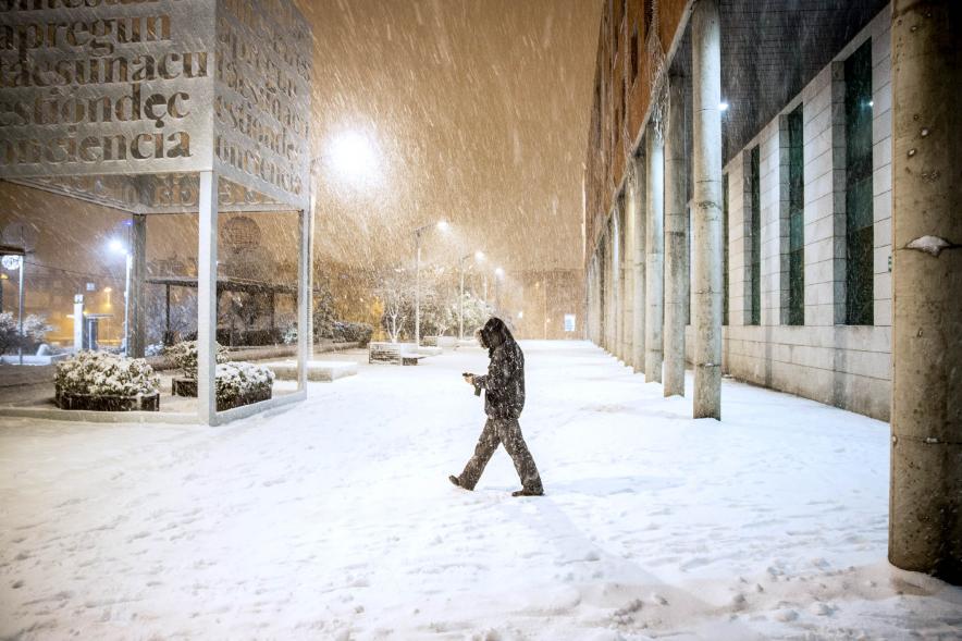 Plaza Mayor y fachada de ayuntamiento completamente nevados