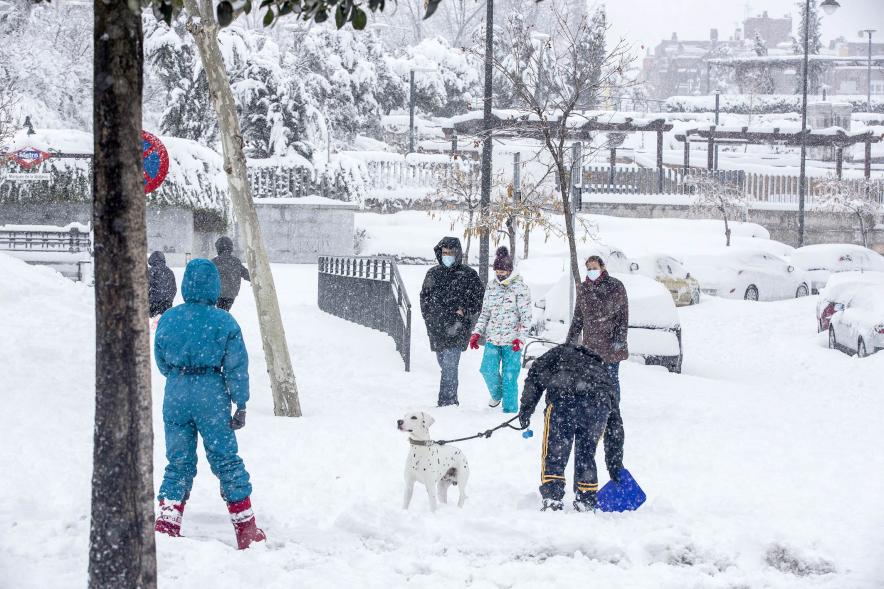 Gente en las calles nevadas