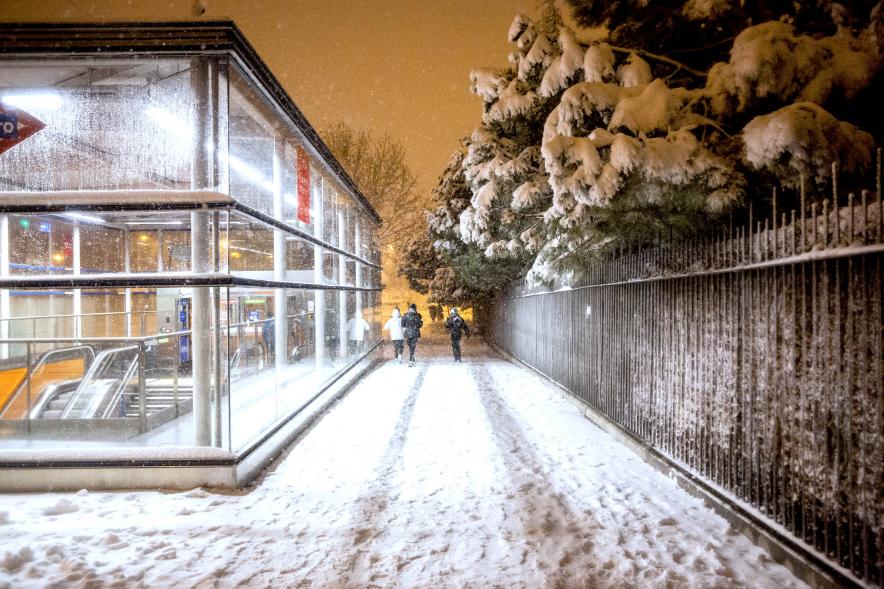 Estación de metro completamente nevada