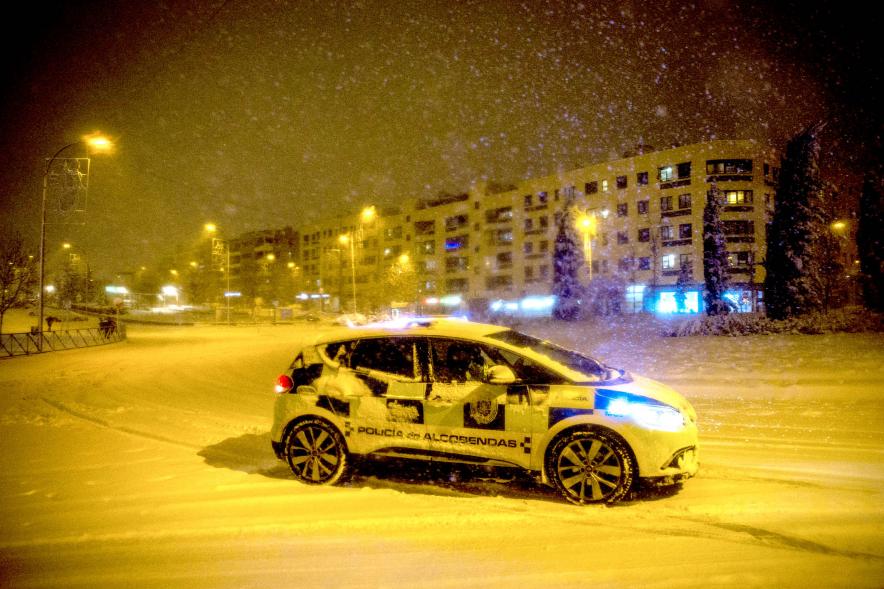 Vehículo de la policía local en medio de la nieve
