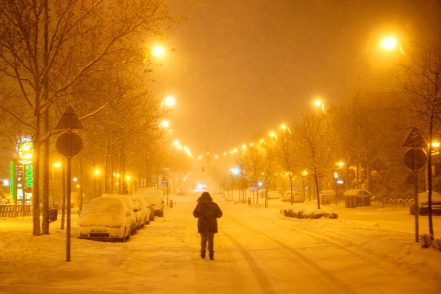Gente en las calles nevadas