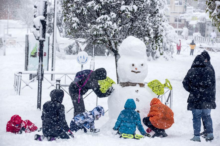 Niños haciendo un muñeco de nieve