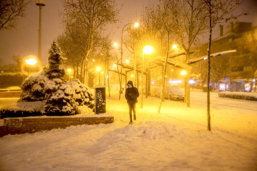Gente en las calles nevadas
