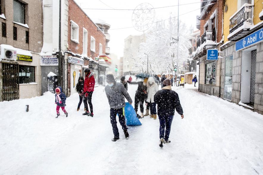 Ciudadanos con trineo jugando en las calles nevadas