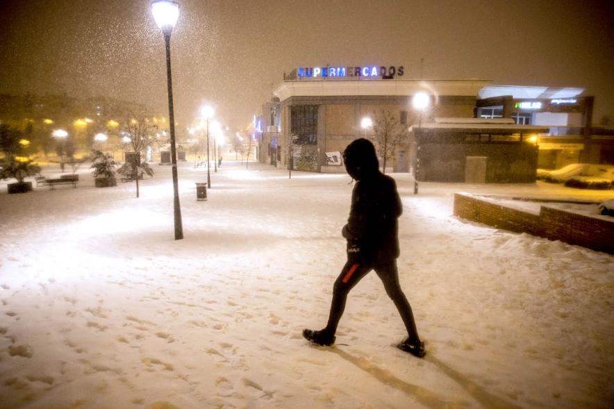 Gente en las calles nevadas