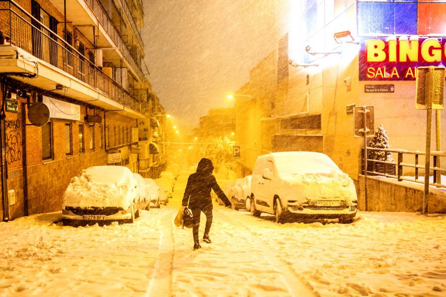 Gente en las calles nevadas