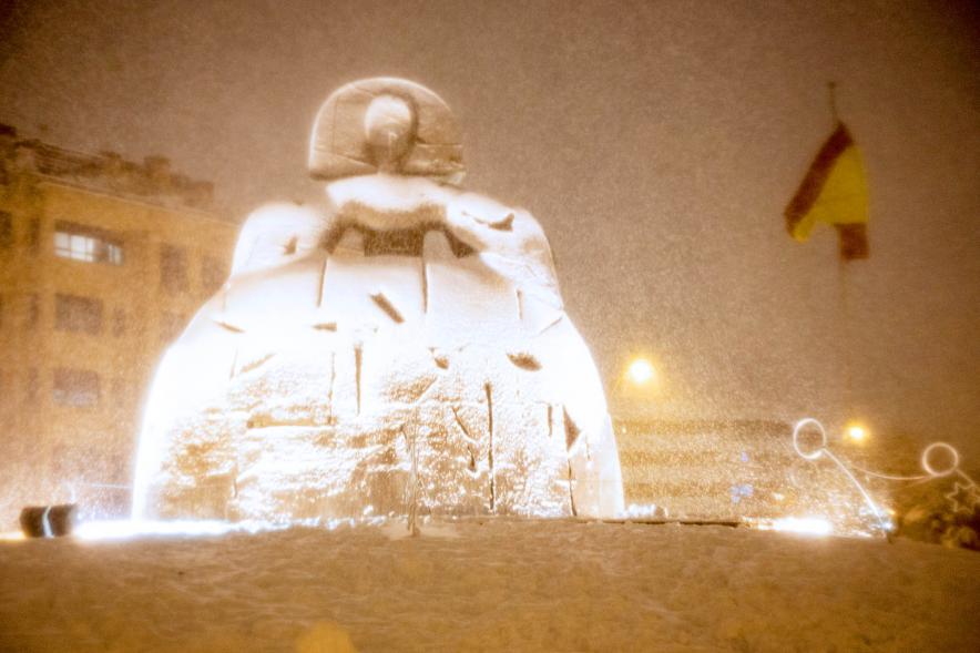 Menina iluminada completamente cubierta de nieve durante el temporal Filomena