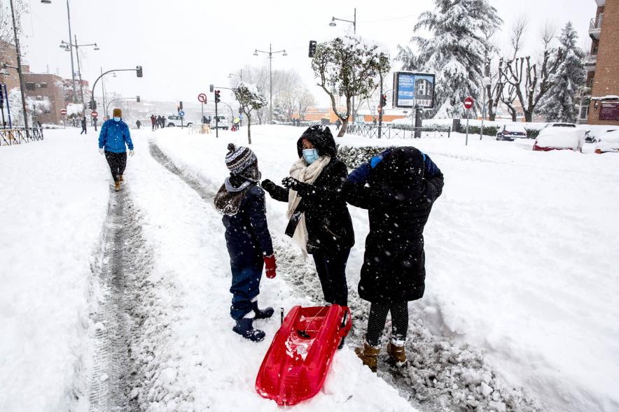 Ciudadanos con trineo jugando en las calles nevadas