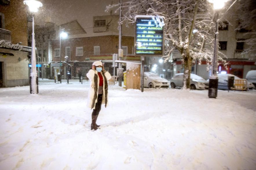 Mujer en la ciudad nevada
