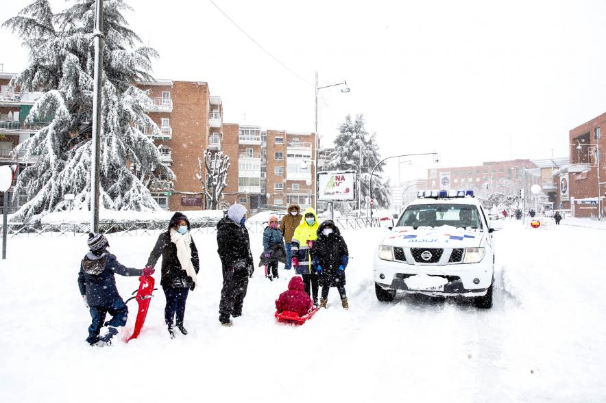 Ciudadanos con trineo jugando en las calles nevadas