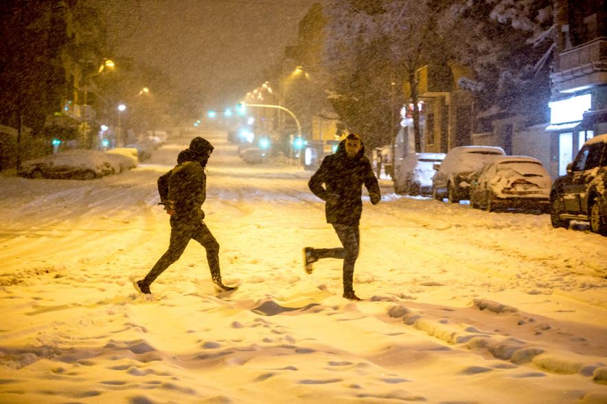 Jóvenes cruzando el mar de nieve