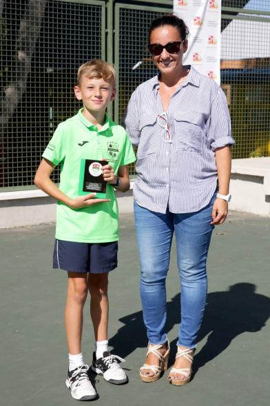  Concejal Cristina Martínez y jugador premiado. Torneo Benéfico CRIS contra el Cáncer - 2019
