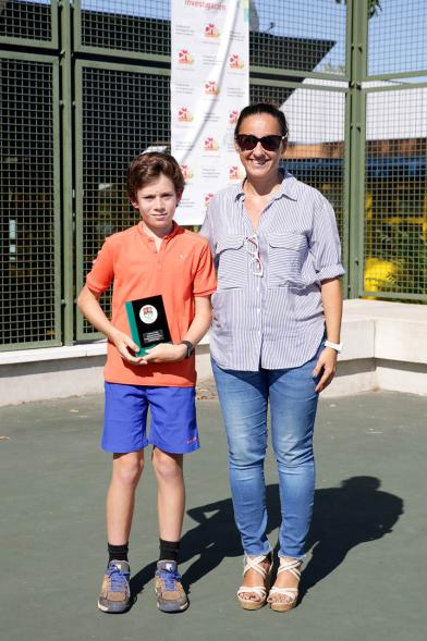 Concejal Cristina Martínez y jugador premiado. Torneo Benéfico CRIS contra el Cáncer - 2019