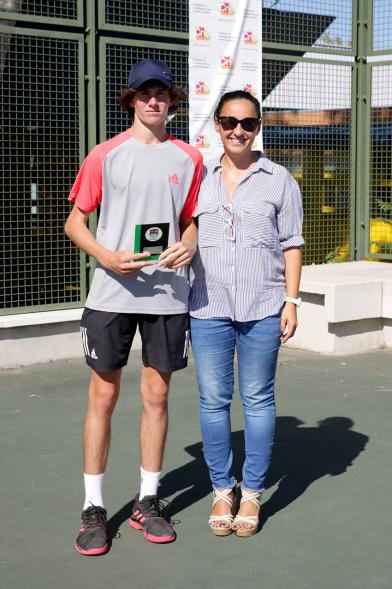 Concejal Cristina Martínez y jugador premiado. Torneo Benéfico CRIS contra el Cáncer – 2019