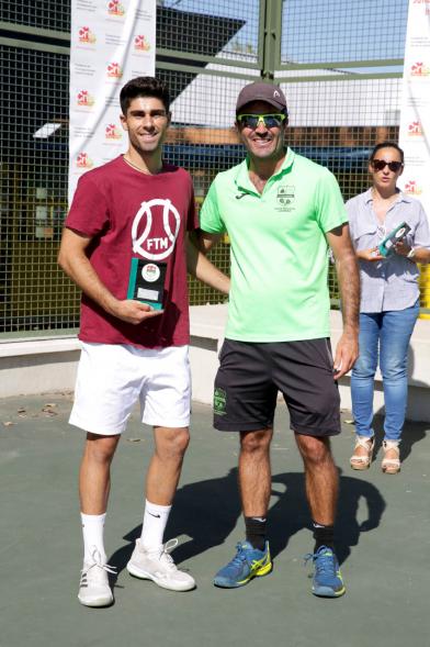 autoridad y jugador premiado. Torneo Benéfico CRIS contra el Cáncer – 2019
