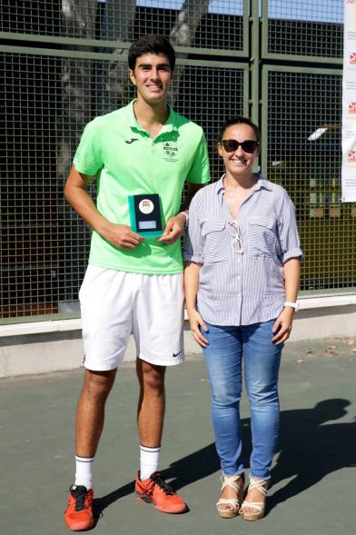 Concejal Cristina Martínez y jugador premiado. Torneo Benéfico CRIS contra el Cáncer - 2019