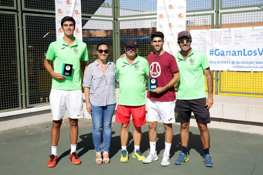 Concejal Cristina Martínez, autoridades y jugadores premiados. Torneo Benéfico CRIS contra el Cáncer – 2019
