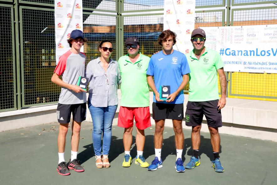 Concejal Cristina Martínez, autoridades y jugadores premiados. Torneo Benéfico CRIS contra el Cáncer – 2019