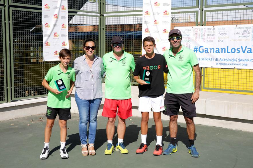 Concejal Cristina Martínez, autoridades y jugadores premiados. Torneo Benéfico CRIS contra el Cáncer – 2019