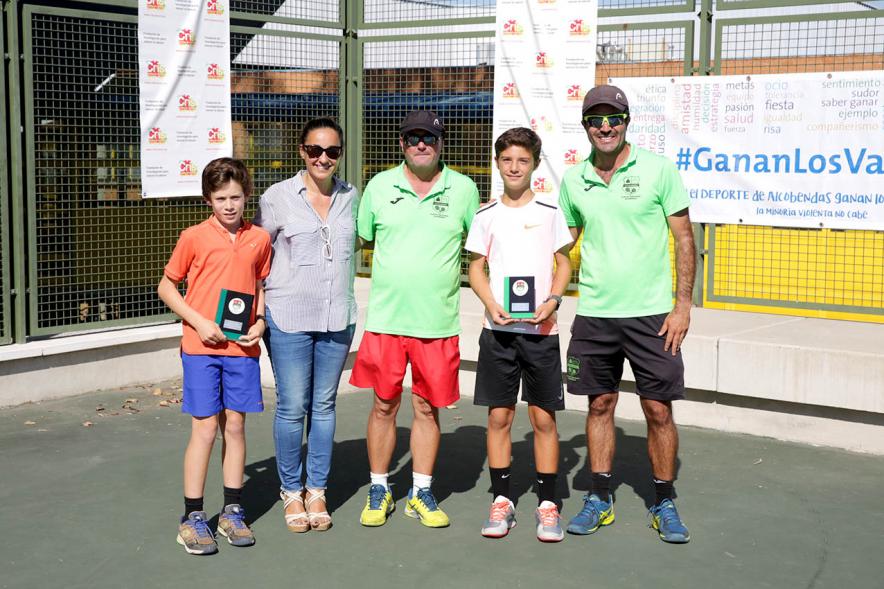 Concejal Cristina Martínez, autoridades y jugadores premiados. Torneo Benéfico CRIS contra el Cáncer – 2019
