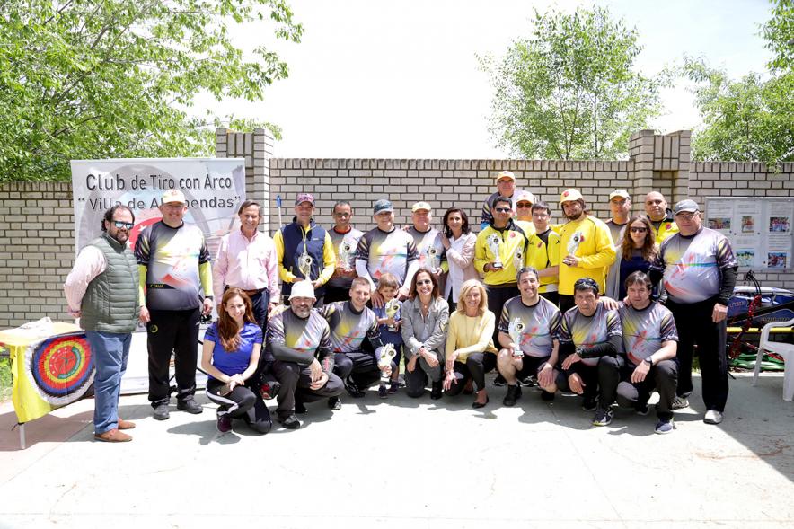 Miembros del consistorio posan con participantes