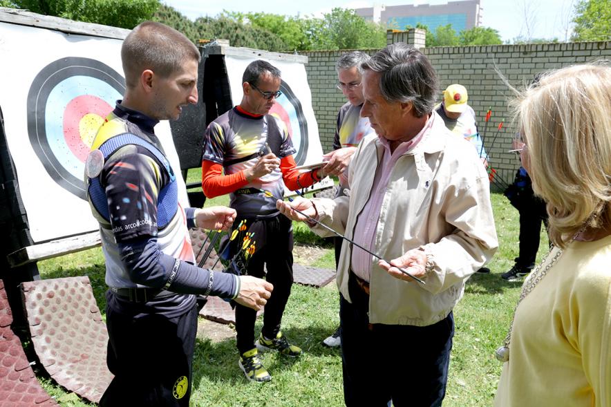 Alcalde García De Vinuesa charla con participante