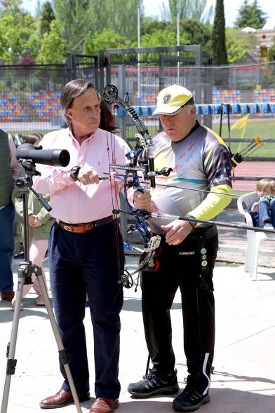 Alcalde García de Vinuesa tirando con arco
