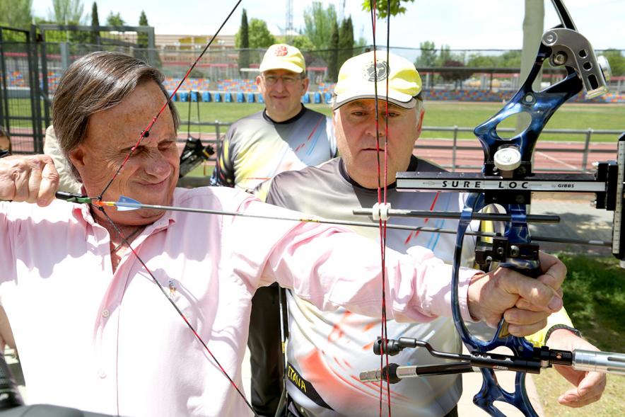 Alcalde García de Vinuesa lanzando con arco