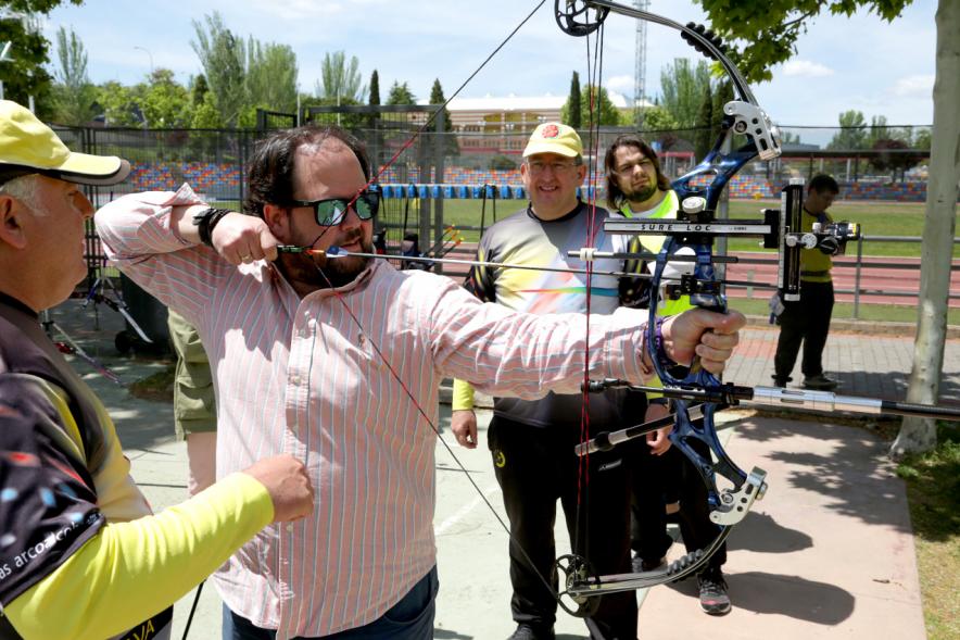 Concejal Torres lanzando con arco