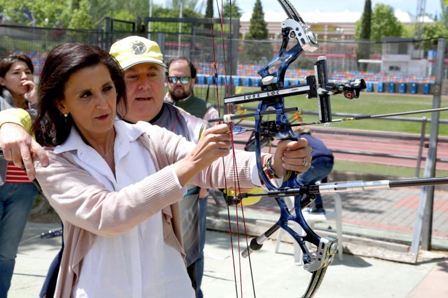 Concejal Villalón Blesa tirando con arco