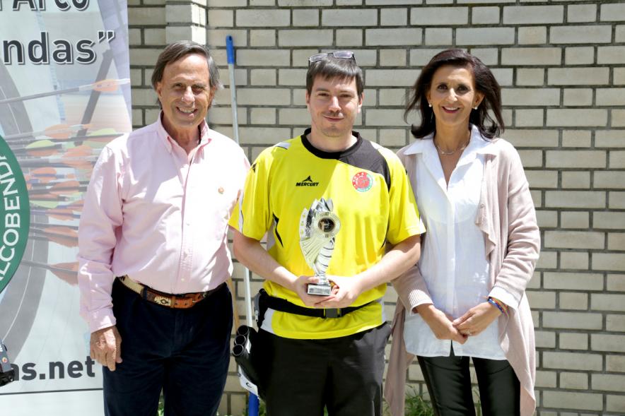 Miembros del consistorio con ganador de uno de los premios