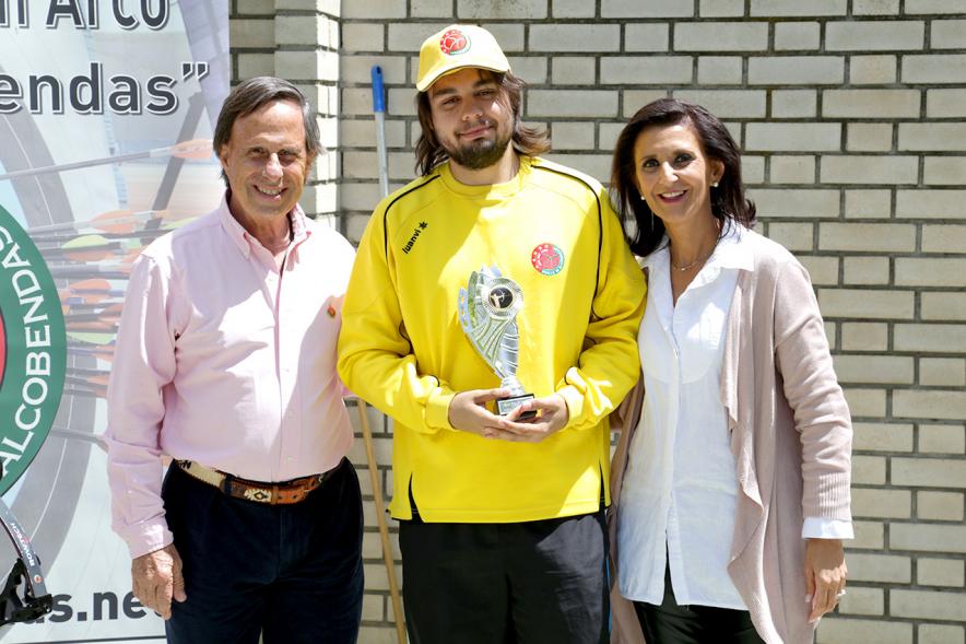 Miembros del consistorio con ganador de uno de los premios