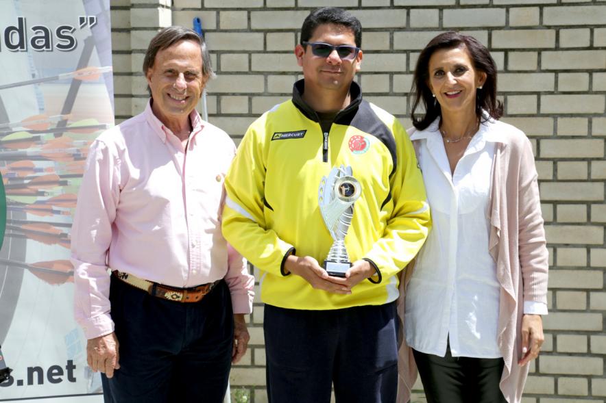 Miembros del consistorio con ganadores del premio