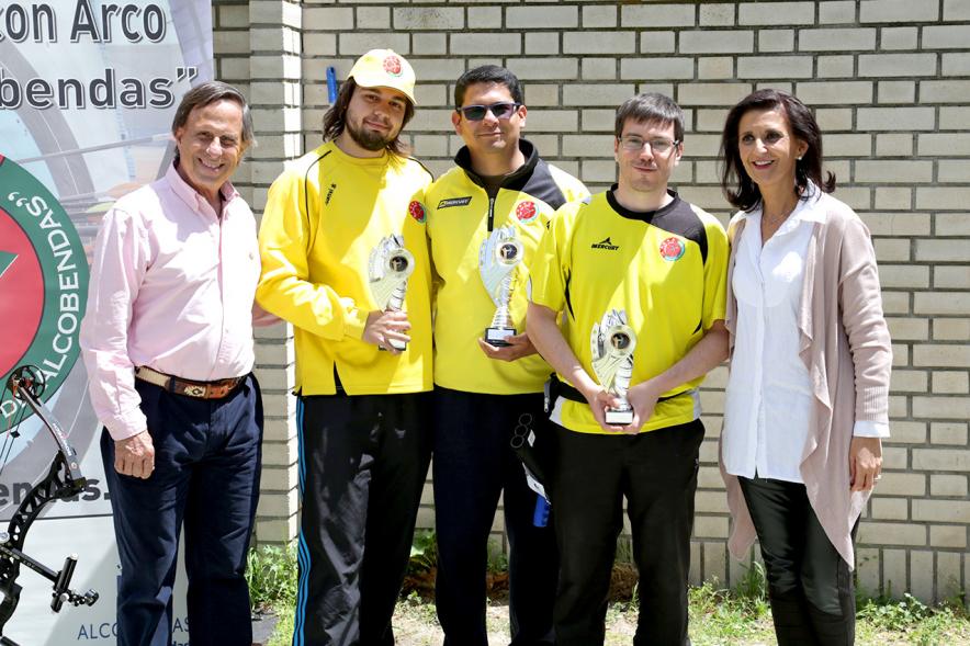 Miembros del consistorio con ganadores del premio