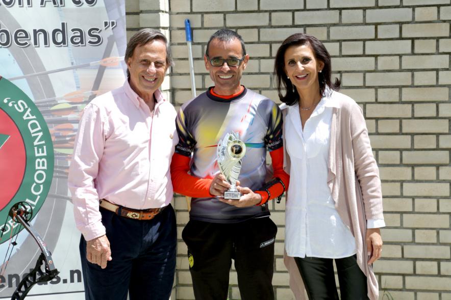 Miembros del consistorio entregando los premios a los ganadores