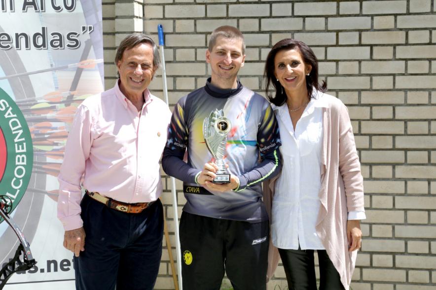 Miembros del consistorio con ganadores del premio