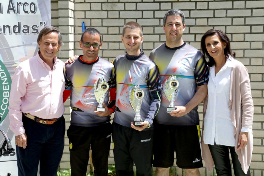 Miembros del consistorio con ganadores del premio