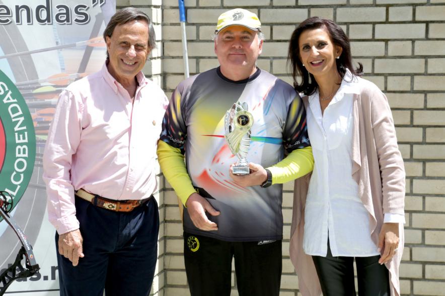 Miembros del consistorio con ganadores del premio