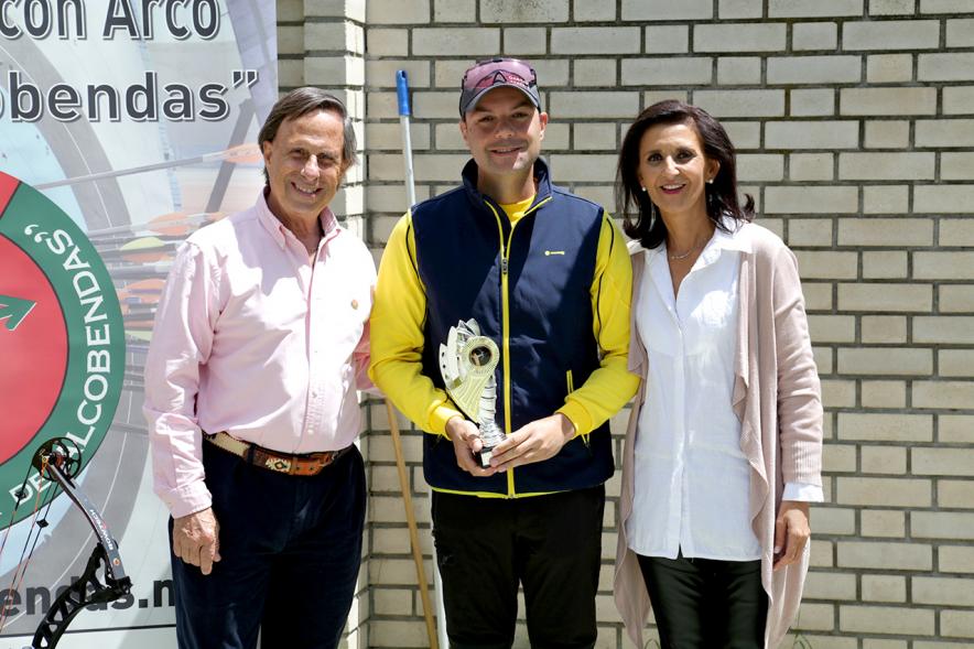 Miembros del consistorio con ganador de uno de los premios