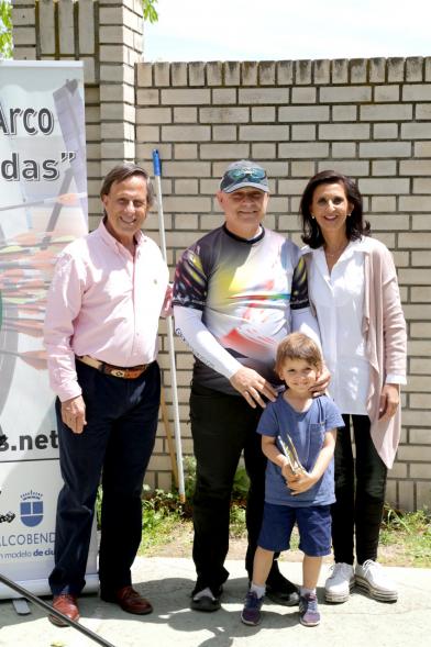 Miembros del consistorio con ganadores del premio