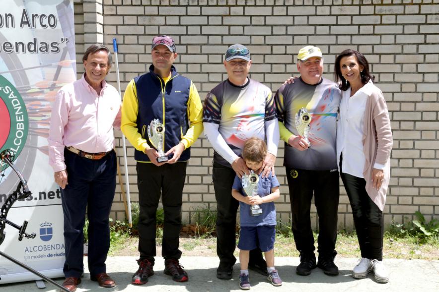 Miembros del consistorio con ganadores del premio