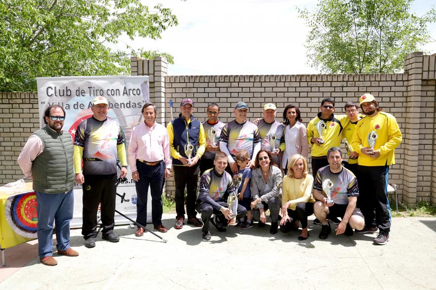 Miembros del consistorio con participantes