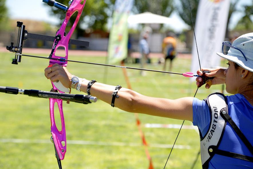 Participante lanzando con arco