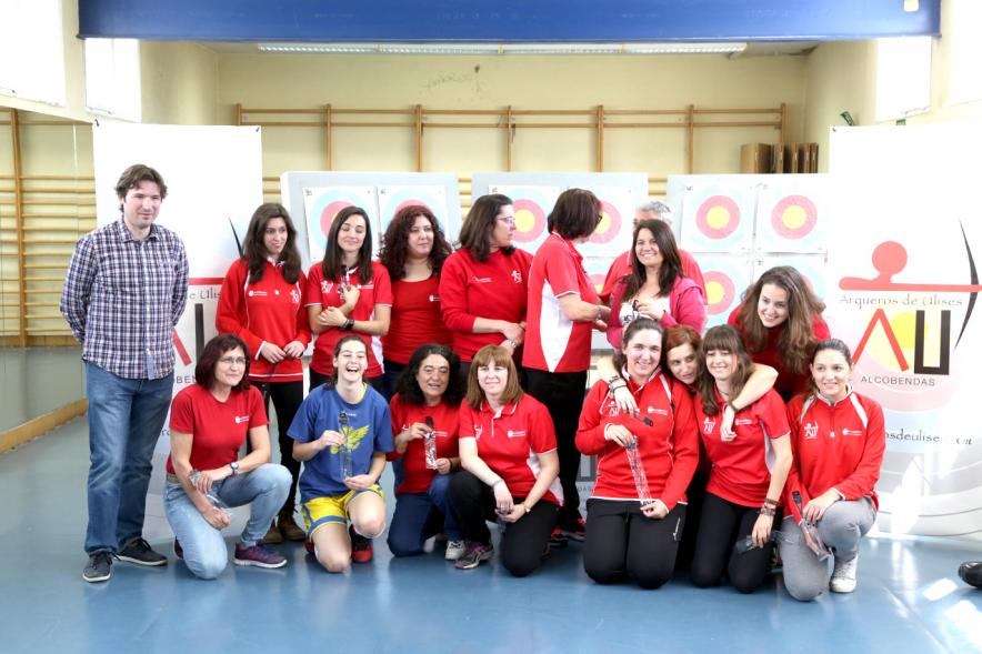 Torneo Día de la Mujer de Tiro con Arco en Sala - Posado de un equipo.