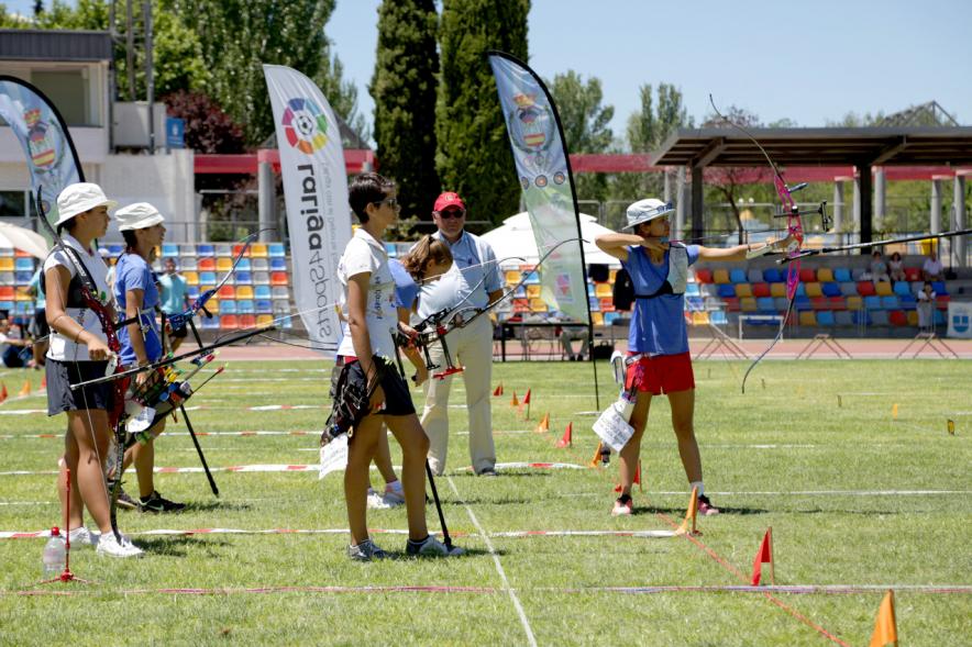 Participante lanzando con arco