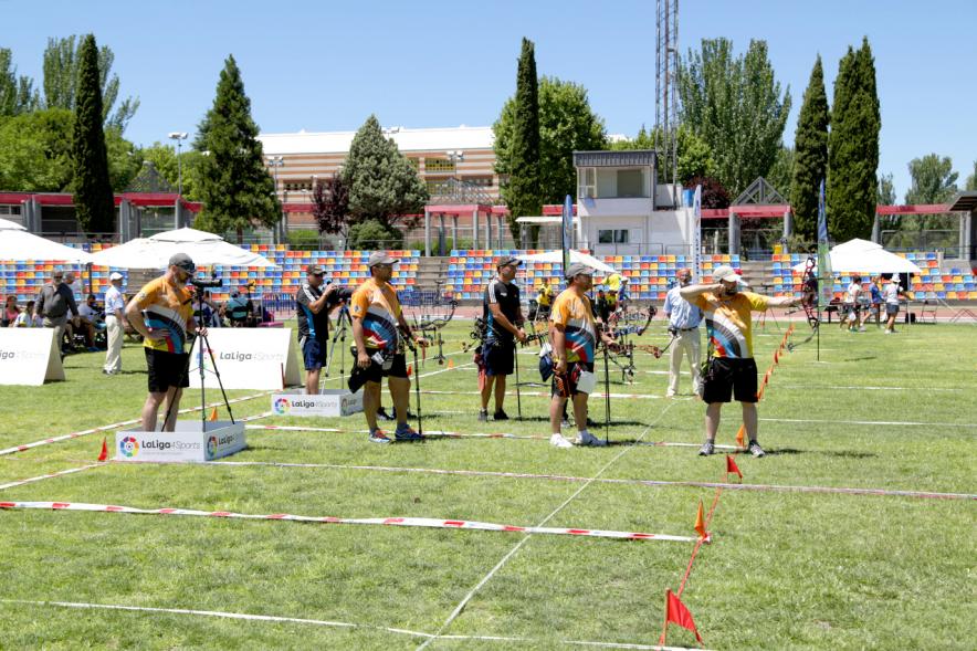 Participante lanzando con arco