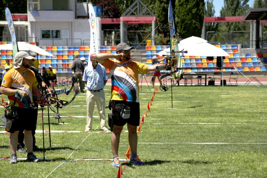 Participante lanzando con arco