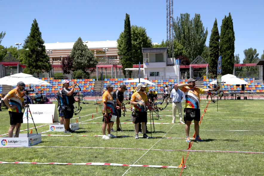 Participante lanzando con arco